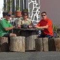 P1030426  nun aber eine kleine Pause am Wegesrand. Man beachte das sorgfältig und mit mit sehr viel Geschmack ausgewählte Mobiliar ....